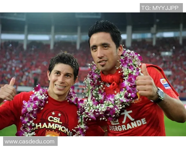 老牌足球巨星温情重聚经典合影再现绿茵岁月情怀 老牌足球巨星温情重聚经典合影再现绿茵岁月情怀