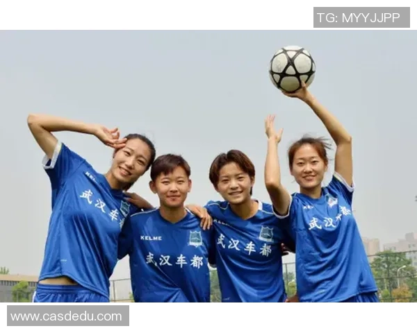 足球球星携手中国女友共谱爱情篇章引发关注