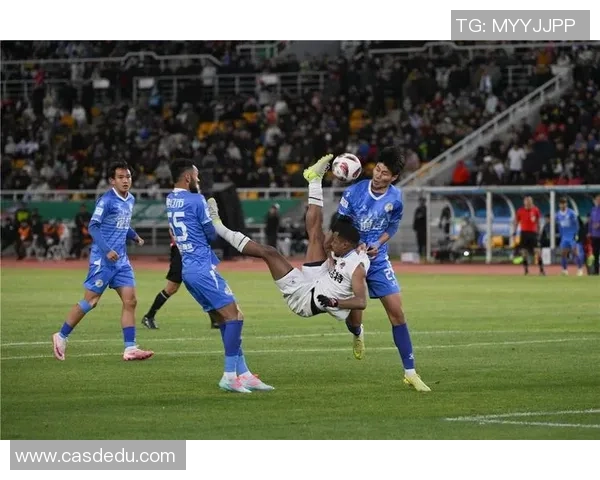 球星挑战铁笼足球极限赛场，谁能突破重围夺得胜利荣耀